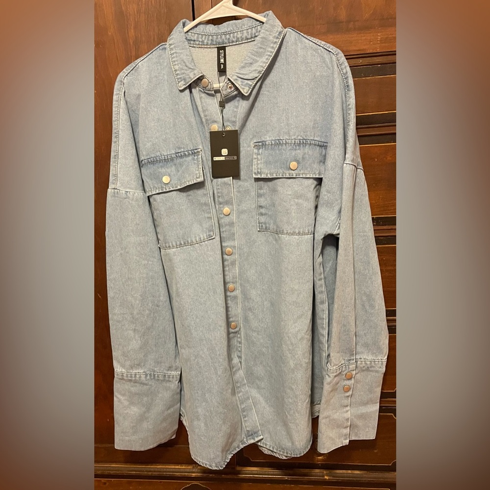 STYLEWE denim shirt jacket, light wash, snap buttons, and chest pockets. 2XL